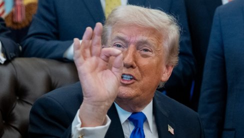 Бела кућа објавила бизаран снимак: Трамп понавља једну реч сат времена (ВИДЕО)
