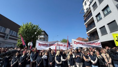 Вучићу, јужни Банат је уз тебе: Велики број грађана Панчева окупио се да дочека председника (ФОТО)