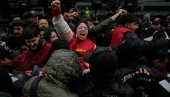 Стегнута песница као симбол: Полицијска интервенција обележила 1. мај у Турској