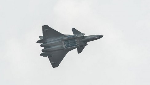 PEKING TRESE SVET SA IVICE SVEMIRA! Najmoćniji kineski stelt lovci ISPALILI RAKETE iz stratosfere