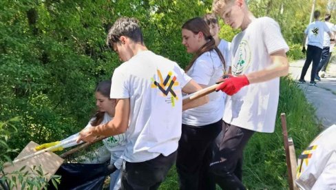 ĐACI ZASUKALI RUKAVE: Ekološka akcija u selu Samaila kod Kraljeva