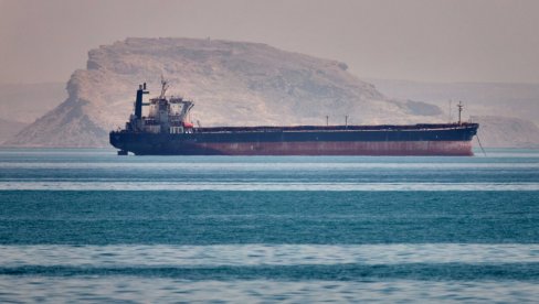 НОВИ УДАР У ОРМУСКОМ МОРЕУЗУ: Танкер погођен непознатим пројектилом, избио пожар