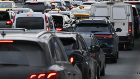 NEKADA SME, A NEKADA - ZATVORSKA KAZNA: Koja vozila smete da preteknete preko pune linije?