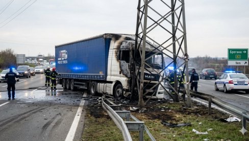 Kamion probio ogradu na auto-putu i zapalio se: Detonacije sprečile prisutne da pobognu vozaču