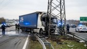 Kamion probio ogradu na auto-putu i zapalio se: Detonacije sprečile prisutne da pobognu vozaču