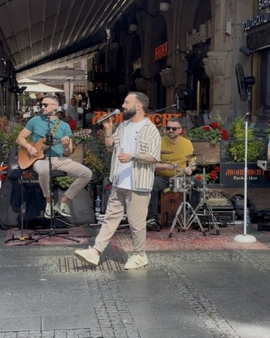U centru Beograda oduševili prolaznike: Filip Mitrović i Svetozar Igić održali humanitarni koncert u Knez Mihailovoj (FOTO)