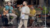 U centru Beograda oduševili prolaznike: Filip Mitrović i Svetozar Igić održali humanitarni koncert u Knez Mihailovoj (FOTO)