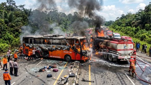 NAJMANJE 16 MRTVIH U STRAVIČNOJ NESREĆI: Buknuo požar nakon sudara autobusa i cisterne za gorivo