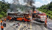 NAJMANJE 16 MRTVIH U STRAVIČNOJ NESREĆI: Buknuo požar nakon sudara autobusa i cisterne za gorivo