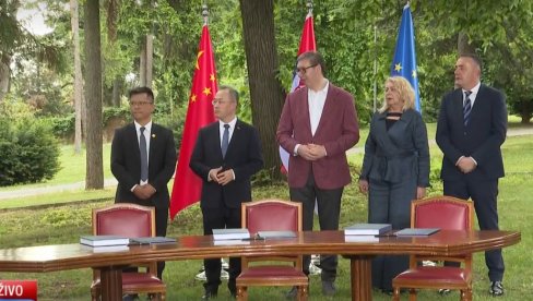 ЦЕРЕМОНИЈА У ВИЛИ МИР: Вучић присуствује потписивању докумената за изградњу пута Вожд Карађорђе (ВИДЕО)