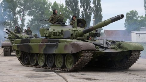 ГЕНЕРАЛ МОЈСИЛОВИЋ У ИНСПЕКЦИЈИ: Тенковски батаљон у Сремској Митровици спреман (ВИДЕО/ФОТО)