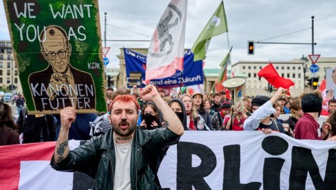 ŠAMAR ZA MERCA: Učenici širom Nemačke protestuju protiv vojne obaveze - „Nikad više rat“