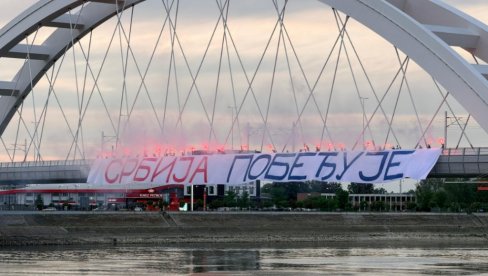 PRELEP PRIZOR U NOVOM SADU: Baklje i transaprent Srbija pobeđuje na Žeželjevom mostu (FOTO)