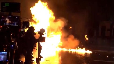 HAOS ISPRED KANCELARIJE EDIJA RAME: Leteli Molotovljevi kokteli i suzavci, ulice blokirane (VIDEO)