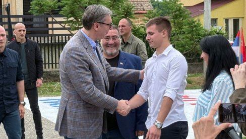 PREDSEDNIK U ŠIDU: Vučić u poseti porodici Bulatović (FOTO/VIDEO)