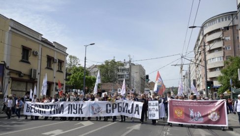 И СРБИЈА СЕ СЕЋА: У Београду марш Бесмртни пук поводом Дана победе над фашизмом