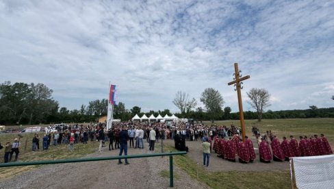 PREDSEDNIK U ŠIDU: Vučić na osveštavanju krsta u parku prirode Mali Bosut (FOTO/VIDEO)