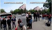 OVO JE PRISTOJNA SRBIJA! Dok blokaderi ruše i divljaju, građani koji vole svoju zemlju mirno stoje (VIDEO)