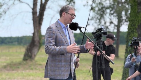 PREDSEDNIK VUČIĆ OBIŠAO ŠID: Ponosan sam na činjenicu što sa prvi predsednik koji je posetio Batrovce (FOTO/VIDEO)