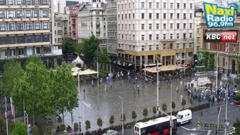POLITIČKA PROPAST: Đilas i Marinika se brukaju u centru Beograda (VIDEO)