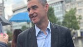 NIKEZIĆ SLIKA I PRILIKA SKUPA: Ekonomski stručnjak na aparatima nakon debakla na Trgu republike (FOTO)