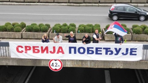 МОЋНЕ СЦЕНЕ ИЗ БЕОГРАДА: Грађани поручили да Србија побеђује (ФОТО)