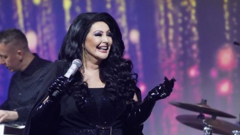 U BEOGRAD STIŽE KRALJICA BALKANA: Dragana Mirković čitala komentare fanova (FOTO)