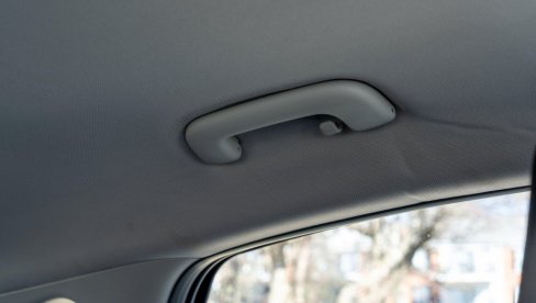RUČKE U AUTU: Nisu samo za držanje tokom vožnje