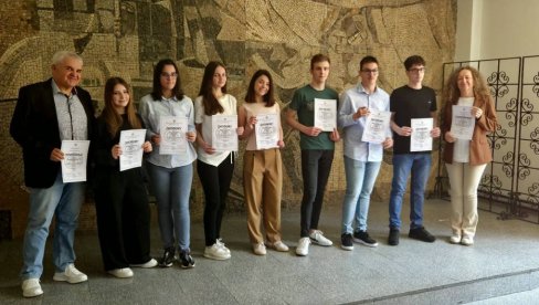 ZABLISTALI PARAĆINSKI GIMNAZIJALCI: 14 učenika osvojilo deset nagrada iz fizike