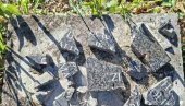 SRAMNO: Ponovo uništen spomenik žrtvama ustaškog terora u Sloboštini, među ubijenima i deca (FOTO)