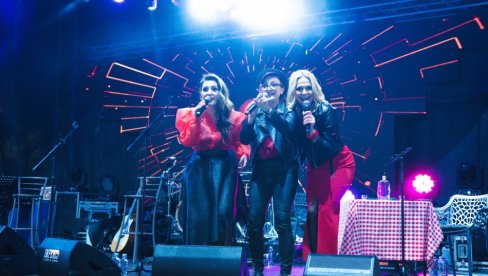 FRAJLE RASPEVALE TUZLU: Gradsko veče muzike, emocija, humora i panonskog šarma (FOTO)