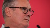 STARMER NE DA FOTELJU NI ZA ŽIVU GLAVU Nakon ostavke ministra izjavio: Nastaviću da se borim za svoju poziciju
