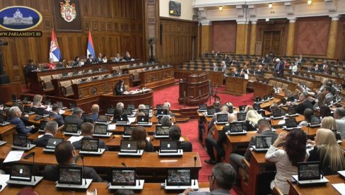OPOZICIJA NASTAVLJA PO STAROM: Teško im je da dođu na sednicu Skupštine, a pričaju kako bi mogli da vode državu (VIDEO)