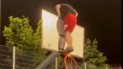 BLOKADERI RUŠE SVE PRED SOBOM! Jedan se popeo na tablu i razvalio koš - je l ovo borba za bolje društvo? (VIDEO)