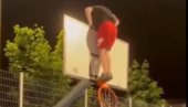 BLOKADERI RUŠE SVE PRED SOBOM! Jedan se popeo na tablu i razvalio koš - je l ovo borba za bolje društvo? (VIDEO)