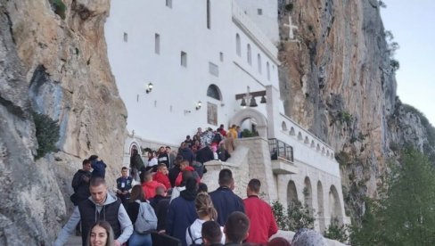 MLADI ŽELJNI OSTROGA TRAŽE SMISAO ŽIVOTA: "Novosti", među masom vernika, sa hiljadama njih iz Crne Gore, Srbije, RS... (FOTO)