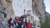 MLADI ŽELJNI OSTROGA TRAŽE SMISAO ŽIVOTA: Novosti, među masom vernika, sa hiljadama njih iz Crne Gore, Srbije, RS... (FOTO)