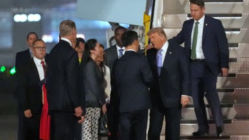 TRAMP DOPUTOVAO U PEKING: Dočekala ga garda i vojni orkestar