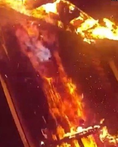 ПОЛИЦАЈАЦ УЛЕТЕО У СТАН И СПАСАО МАЈКУ СА ДВОЈЕ ДЕЦЕ: Камера на његовој униформи снимила језиве тренутке (ВИДЕО)