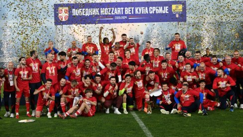 EVO GA I ON! Pehar podigao i Zvezdin fudbaler koga navijači obožavaju, ali ne i Dejan Stanković