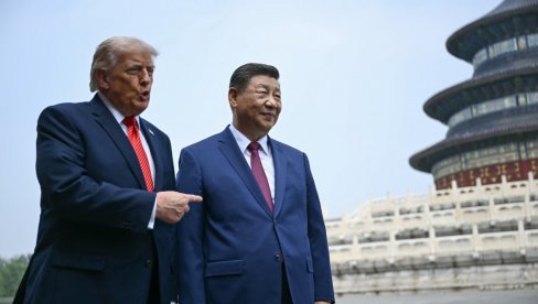 ПОГЛЕДАЈТЕ ИНЦИДЕНТ ИЗМЕЂУ КИНЕЗА И ТРАМПОВЕ ТАЈНЕ СЛУЖБЕ: Американци побеснели кад их нису пустили са пиштољем у храм (ВИДЕО)