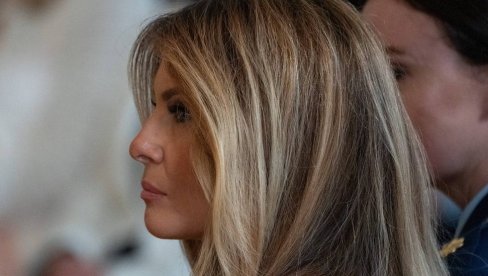 MELANIJA U POSETI AZIJI NIŽE STAJLINGE KOJI ODUZIMAJU DAH: Ono što je obukla za šetnju Kineskim zidom je vrhunac stila