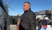 ДОБРО ЗАПАМТИТЕ ОВУ ИКОНУ Извршитељи погнули главе пред Желимиром са Ибарске - Власник аутосервиса 12. пут у борби против отимачине (ФОТО)