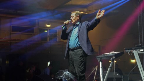ДВАДЕСЕТ ГОДИНА НАКОН СОЛИСТИЧКОГ КОНЦЕРТА: Кемал Маловчић спрема да опет запали Ташмајдан уз Јужни ветар (ФОТО)