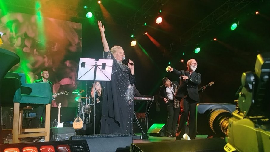 KAD ZAMIRIŠU JORGOVANI: Dino Merlin prvi specijalni gost na koncertu Vesne Zmijanac - "Otpevali legendarni duet" (FOTO)