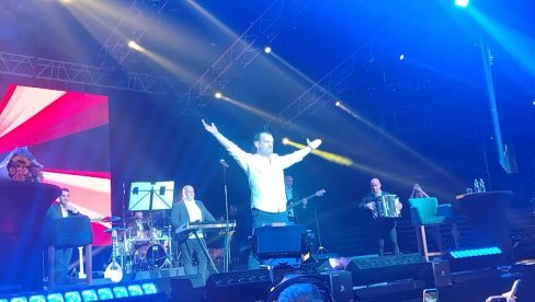 JA IMAM NEKOG, A TI SI SAM: Aca Lukas drugi specijalni gost na koncertu Vesne Zmijanac (FOTO)