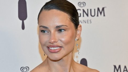 ADRIJANA LIMA POKAZALA ŠTA JE ELEGANCIJA: Obukla jednu od najlepših haljina do sad u Kanu