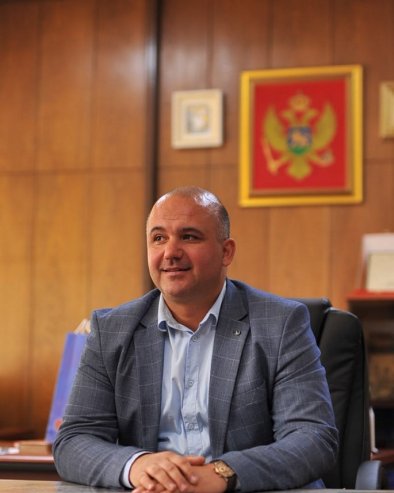 БАЈА МАЛИ КНИНЏА НЕ ПЕВА У ПЉЕВЉИМА ЗА ДАН НЕЗАВИСНОСТИ: Председник Општине др Дарио Вранеш изричит
