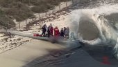 (UZNEMIRUJUĆE) Velika bela ajkula ga raskomadala: Snimljeni dramatični trenuci - nije mu bilo spasa  (VIDEO)