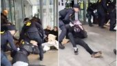 TUKLI PENDRECIMA I PUŠTALI PSE: Evo kako se danska policija odnosi prema blokaderima (VIDEO)